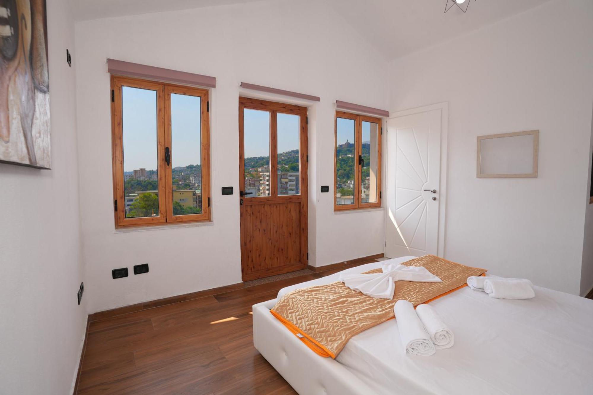 The View Rooms And Terrace Гірокастра Екстер'єр фото